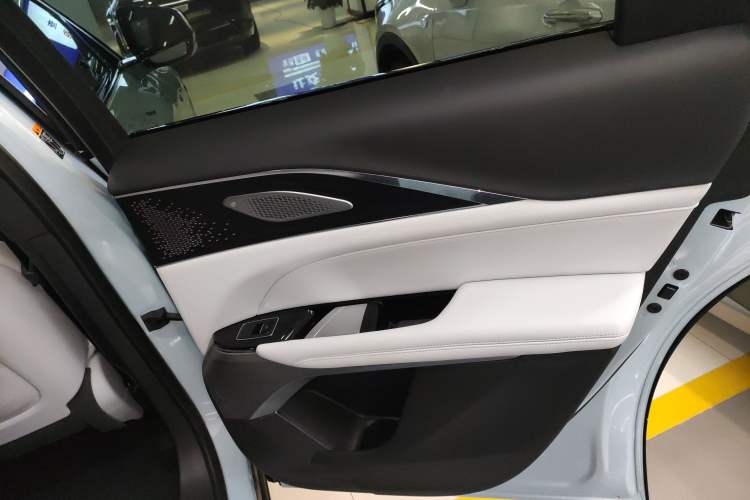 Used Cadillac LYRIQ 2022 Rear-Drive Long-Range Luxury Edition Interior 6
