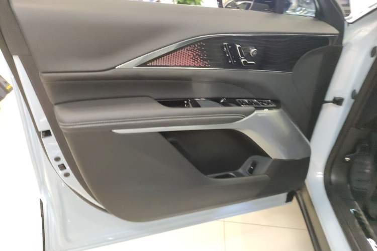 Used Cadillac LYRIQ 2022 Rear-Drive Long-Range Luxury Edition Interior 7