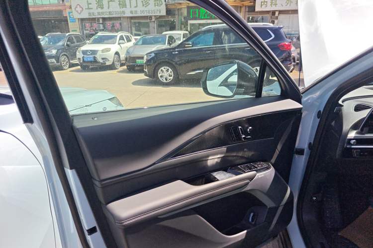 Used Cadillac LYRIQ 2022 Rear-Drive Long-Range Luxury Edition Interior 7