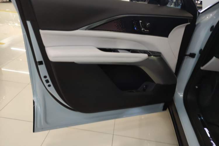 Used Cadillac LYRIQ 2022 Rear-Drive Long-Range Luxury Edition Interior 7