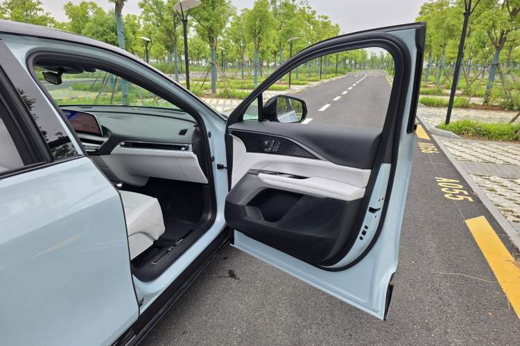 Used Cadillac LYRIQ 2022 Rear-Drive Long-Range Luxury Edition Interior 7