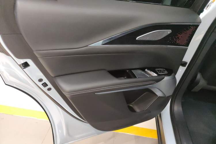 Used Cadillac LYRIQ 2022 Rear-Drive Long-Range Luxury Edition Interior 8