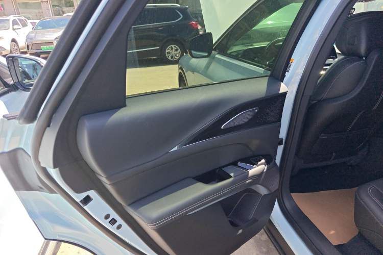Used Cadillac LYRIQ 2022 Rear-Drive Long-Range Luxury Edition Interior 8