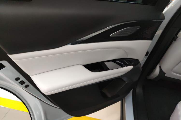 Used Cadillac LYRIQ 2022 Rear-Drive Long-Range Luxury Edition Interior 8