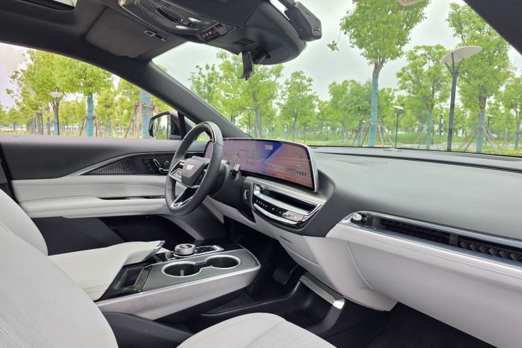 Used Cadillac LYRIQ 2022 Rear-Drive Long-Range Luxury Edition Interior 8