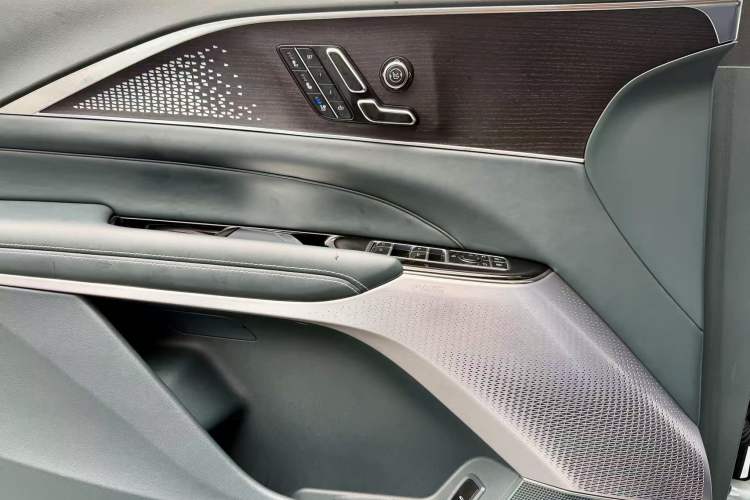 Used Cadillac LYRIQ 2022 Rear-Drive Long-Range Prestige Edition Interior 9
