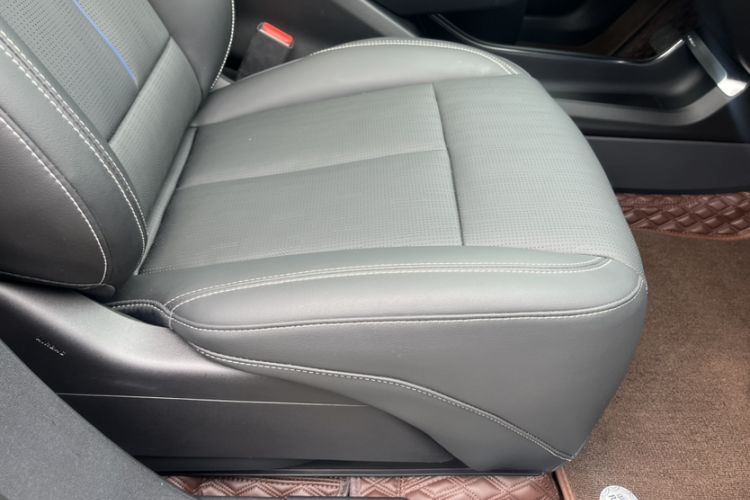 Used Cadillac LYRIQ 2022 Rear-Drive Long-Range Luxury Edition Interior 9