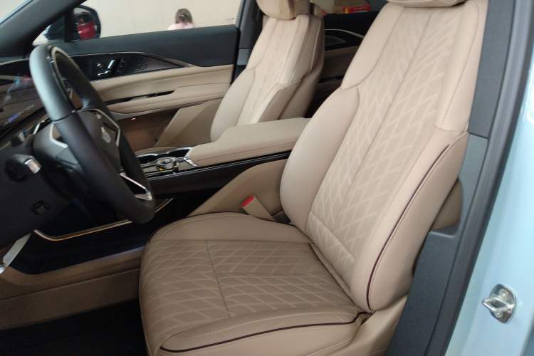 Used Cadillac LYRIQ 2022 Four-Wheel-Drive High-Performance Deluxe Edition Left Front Seat