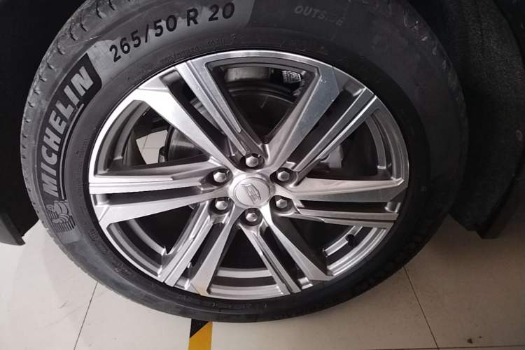 Used Cadillac LYRIQ 2022 Rear-Drive Long-Range Luxury Edition Left Front Wheel Hub