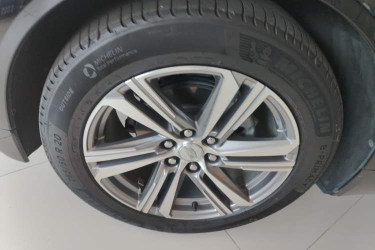 Used Cadillac LYRIQ 2022 Rear-Drive Long-Range Luxury Edition Left Front Wheel Hub