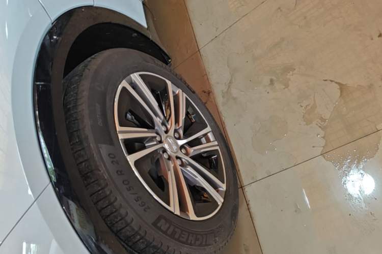 Used Cadillac LYRIQ 2022 Rear-Drive Long-Range Prestige Edition Left Front Wheel Hub