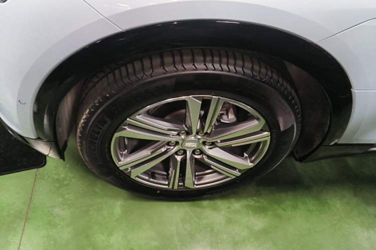 Used Cadillac LYRIQ 2022 Rear-Drive Long-Range Luxury Edition Left Front Wheel Hub