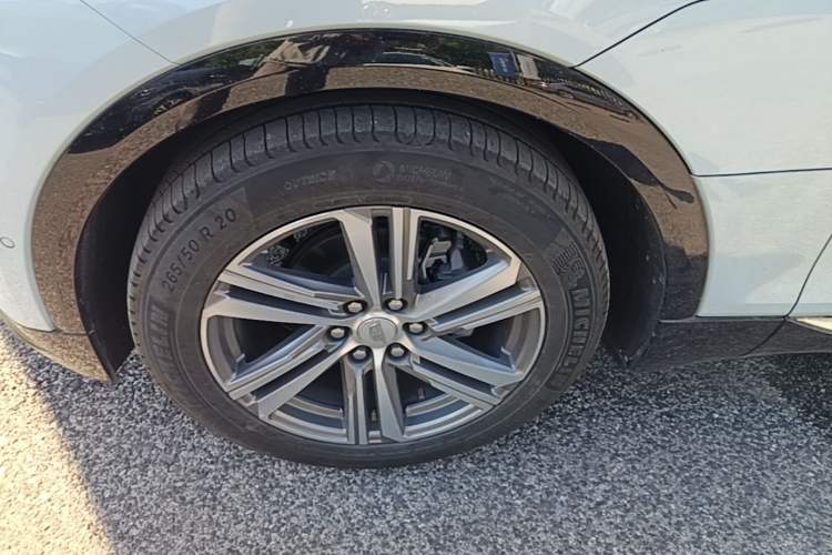 Used Cadillac LYRIQ 2022 Rear-Drive Long-Range Luxury Edition Left Front Wheel Hub