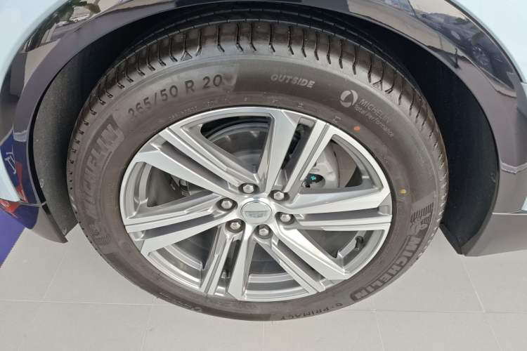 Used Cadillac LYRIQ 2022 Rear-Drive Long-Range Luxury Edition Left Front Wheel Hub