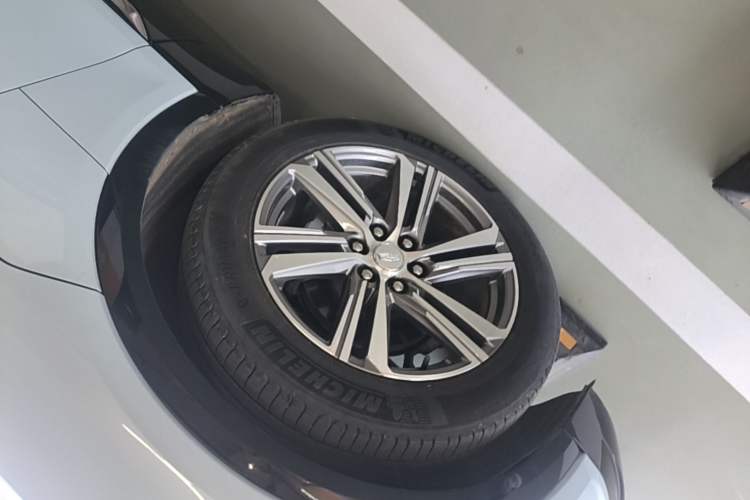 Used Cadillac LYRIQ 2022 Rear-Drive Long-Range Luxury Edition Left Front Wheel Hub