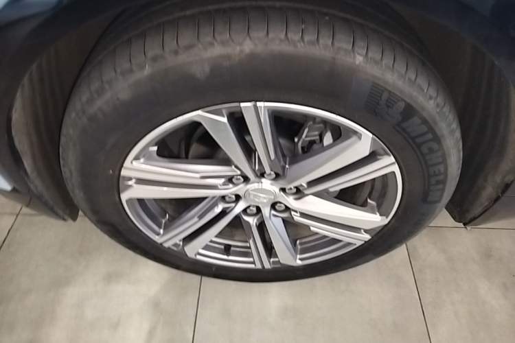 Used Cadillac LYRIQ 2022 Rear-Drive Long-Range Luxury Edition Left Front Wheel Hub
