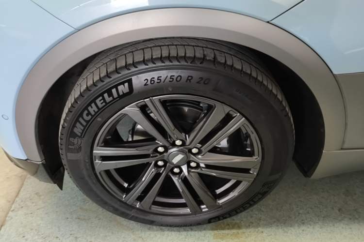 Used Cadillac LYRIQ 2022 Rear-Drive Long-Range Luxury Edition Left Front Wheel Hub