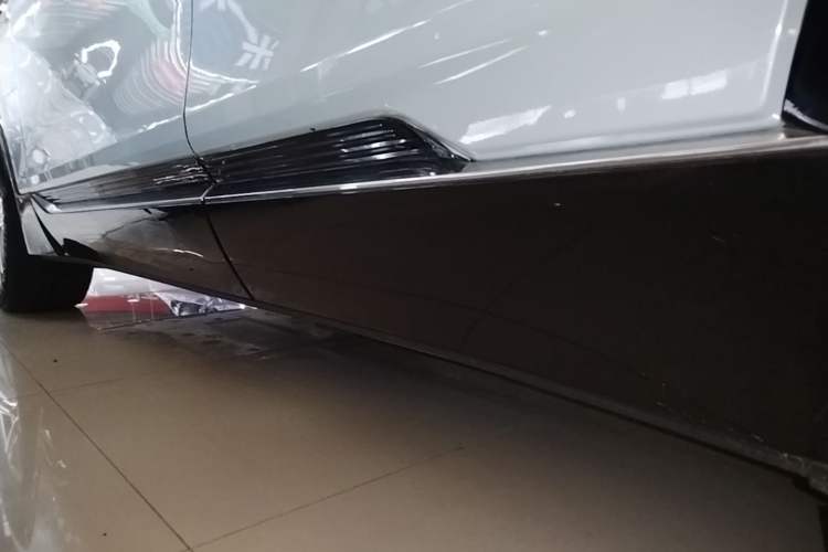 Used Cadillac LYRIQ 2022 Rear-Drive Long-Range Luxury Edition Left Side Sill