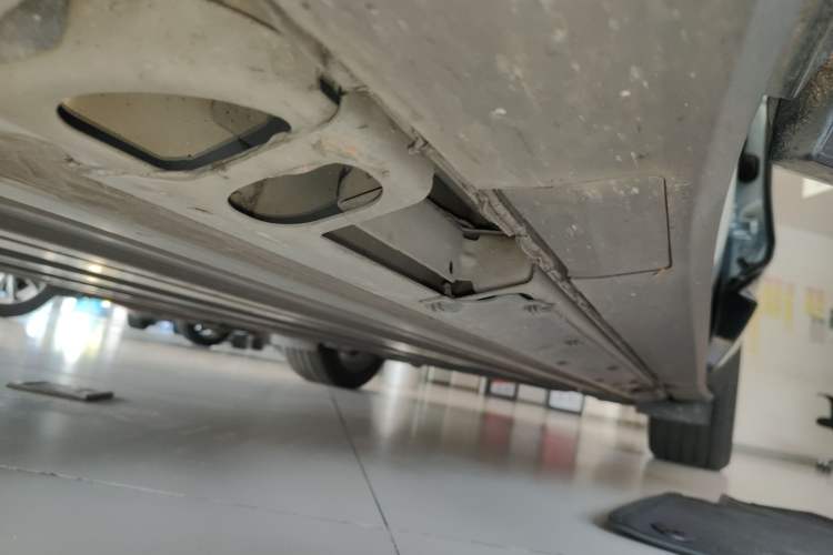 Used Cadillac LYRIQ 2022 Rear-Drive Long-Range Luxury Edition Left Side Sill