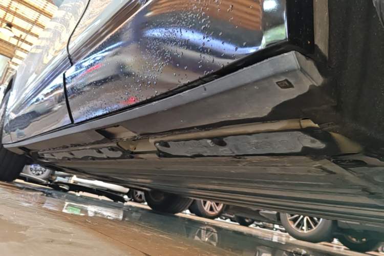 Used Cadillac LYRIQ 2022 Rear-Drive Long-Range Prestige Edition Left Side Sill