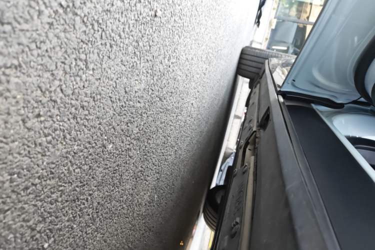 Used Cadillac LYRIQ 2022 Four-Wheel-Drive High-Performance Deluxe Edition Left Side Sill