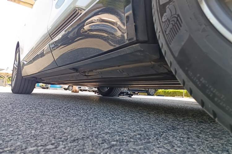 Used Cadillac LYRIQ 2022 Rear-Drive Long-Range Luxury Edition Left Side Sill