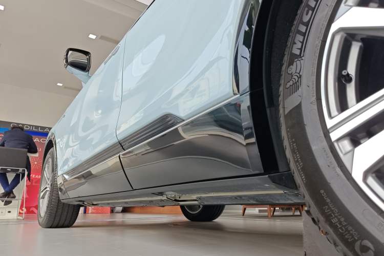 Used Cadillac LYRIQ 2022 Rear-Drive Long-Range Luxury Edition Left Side Sill