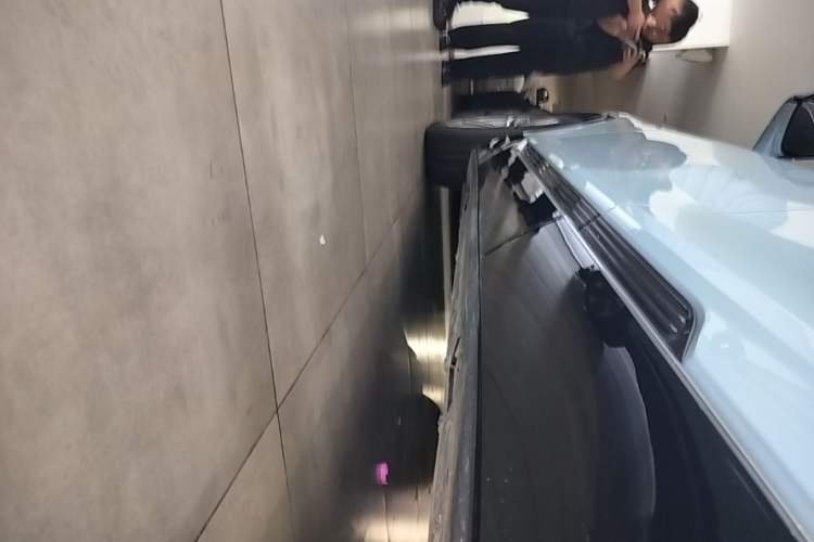 Used Cadillac LYRIQ 2022 Rear-Drive Long-Range Luxury Edition Left Side Sill