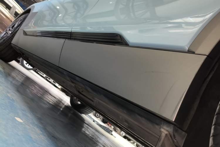Used Cadillac LYRIQ 2022 Rear-Drive Long-Range Luxury Edition Left Side Sill