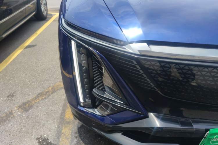 Used Cadillac LYRIQ 2022 Four-Wheel-Drive High-Performance Deluxe Edition Right Front Headlight