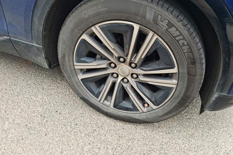Used Cadillac LYRIQ 2022 Four-Wheel-Drive High-Performance Deluxe Edition Right Front Wheel Hub