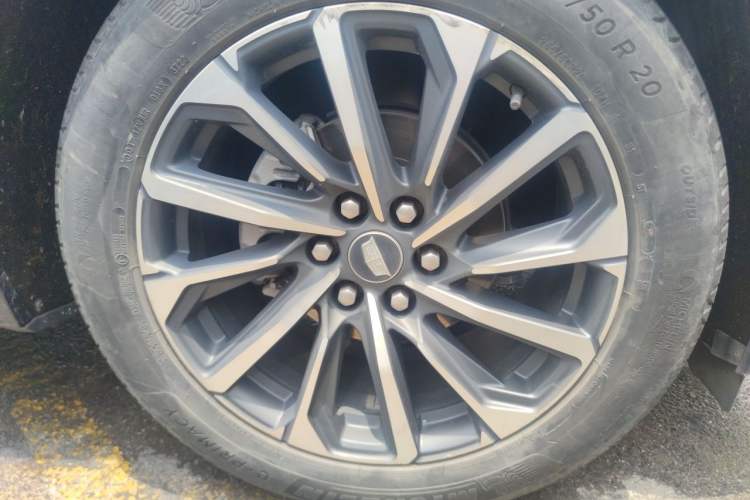 Used Cadillac LYRIQ 2022 Four-Wheel-Drive High-Performance Deluxe Edition Right Front Wheel Hub