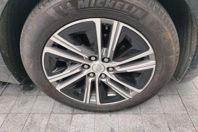 Used Cadillac LYRIQ 2022 Rear-Drive Long-Range Prestige Edition Right Front Wheel Hub