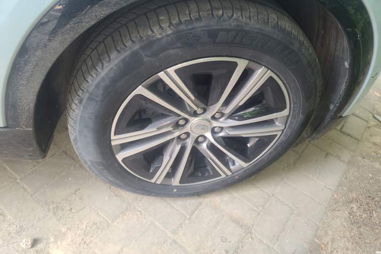 Used Cadillac LYRIQ 2022 Four-Wheel-Drive High-Performance Deluxe Edition Right Front Wheel Hub