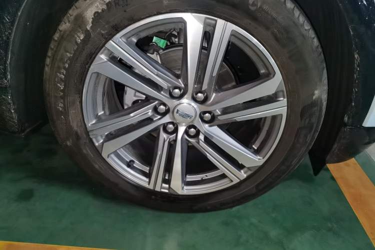 Used Cadillac LYRIQ 2022 Rear-Drive Long-Range Luxury Edition Right Front Wheel Hub