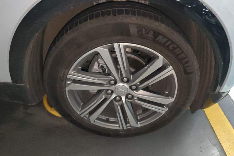 Used Cadillac LYRIQ 2022 Rear-Drive Long-Range Luxury Edition Right Front Wheel Hub