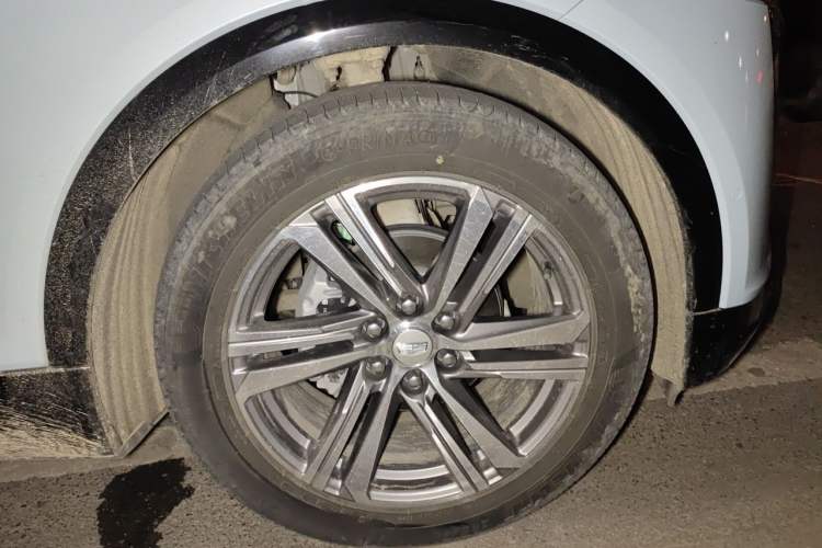 Used Cadillac LYRIQ 2022 Rear-Drive Long-Range Luxury Edition Right Front Wheel Hub