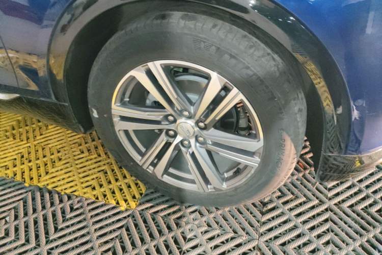 Used Cadillac LYRIQ 2022 Rear-Drive Long-Range Luxury Edition Right Front Wheel Hub