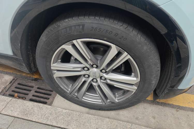 Used Cadillac LYRIQ 2022 Rear-Drive Long-Range Luxury Edition Right Front Wheel Hub