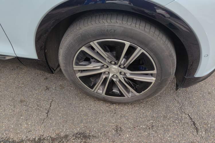 Used Cadillac LYRIQ 2022 Four-Wheel-Drive High-Performance Deluxe Edition Right Front Wheel Hub