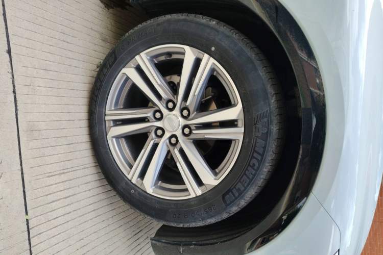Used Cadillac LYRIQ 2022 Rear-Drive Long-Range Prestige Edition Right Front Wheel Hub