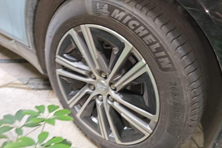 Used Cadillac LYRIQ 2022 Rear-Drive Long-Range Prestige Edition Right Front Wheel Hub