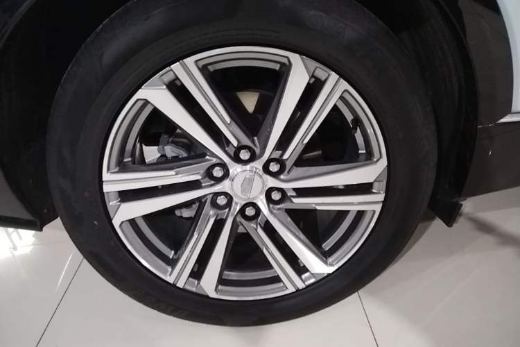 Used Cadillac LYRIQ 2022 Rear-Drive Long-Range Luxury Edition Right Rear Wheel Hub