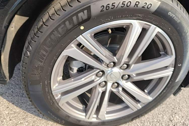 Used Cadillac LYRIQ 2022 Rear-Drive Long-Range Prestige Edition Right Rear Wheel Hub