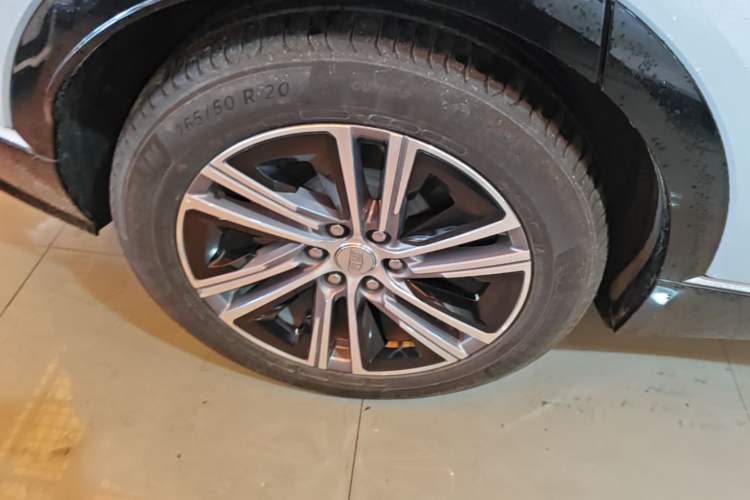 Used Cadillac LYRIQ 2022 Rear-Drive Long-Range Prestige Edition Right Rear Wheel Hub