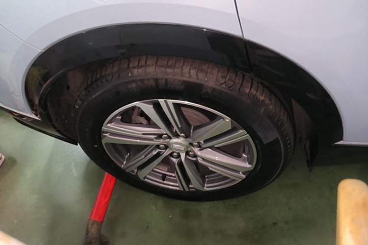 Used Cadillac LYRIQ 2022 Rear-Drive Long-Range Luxury Edition Right Rear Wheel Hub