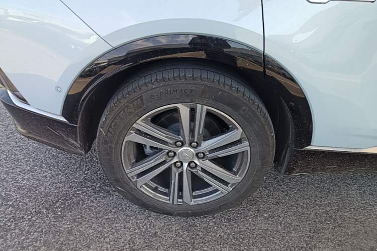 Used Cadillac LYRIQ 2022 Rear-Drive Long-Range Luxury Edition Right Rear Wheel Hub