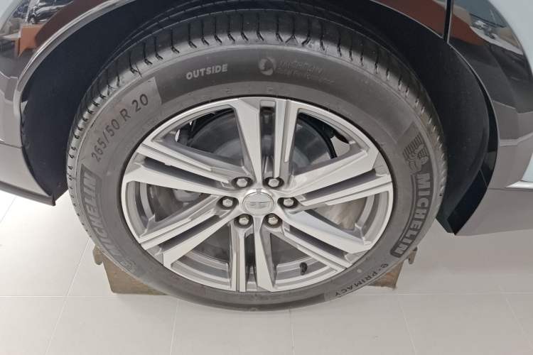 Used Cadillac LYRIQ 2022 Rear-Drive Long-Range Luxury Edition Right Rear Wheel Hub