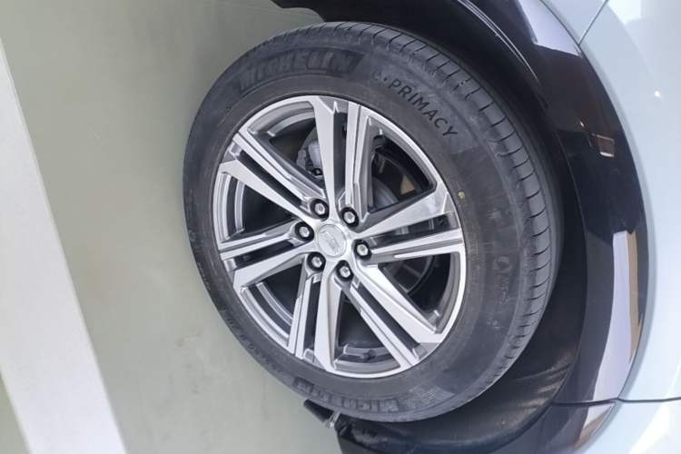Used Cadillac LYRIQ 2022 Rear-Drive Long-Range Luxury Edition Right Rear Wheel Hub