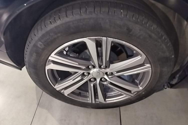Used Cadillac LYRIQ 2022 Rear-Drive Long-Range Luxury Edition Right Rear Wheel Hub